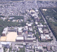 空から見た神学館（中景）
